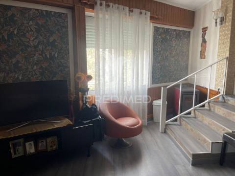 Moradia em canhestros - habitação e negócio