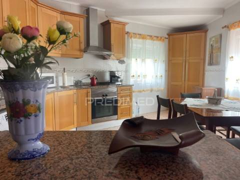 Moradia em canhestros - habitação e negócio