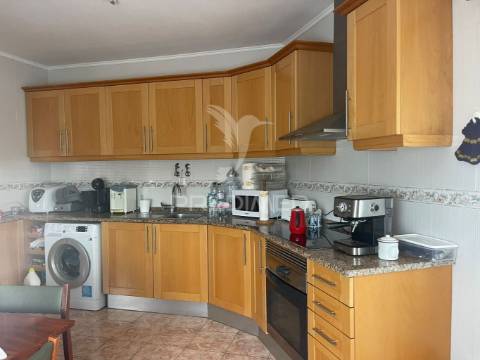 Moradia em canhestros - habitação e negócio