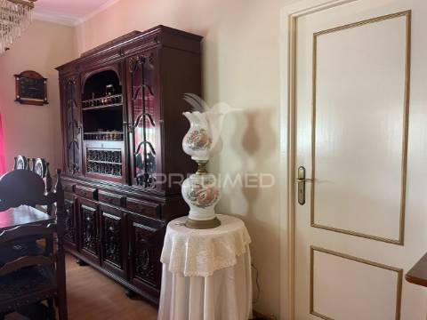 Moradia em canhestros - habitação e negócio