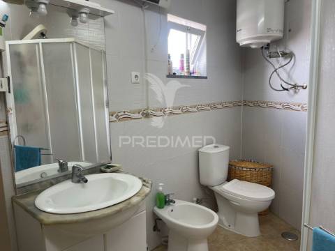 Moradia em canhestros - habitação e negócio