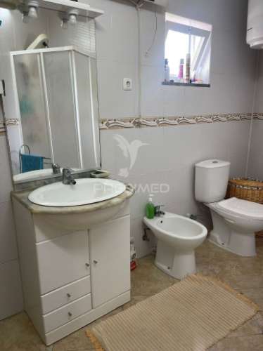 Moradia em canhestros - habitação e negócio