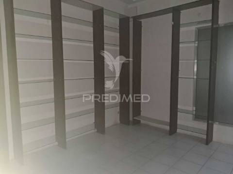 Loja comercial na cova da piedade