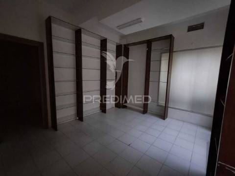 Loja comercial na cova da piedade