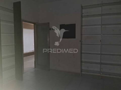 Loja comercial na cova da piedade