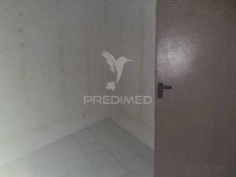 Loja comercial na cova da piedade