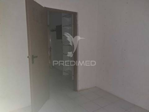 Loja comercial na cova da piedade