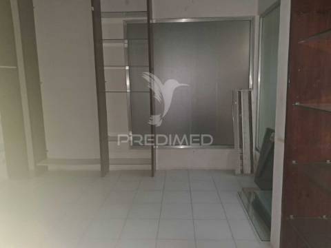 Loja comercial na cova da piedade