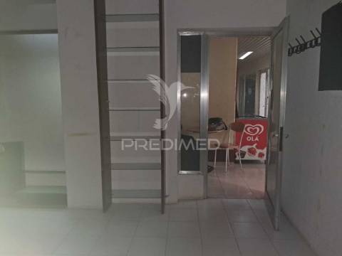 Loja comercial na cova da piedade