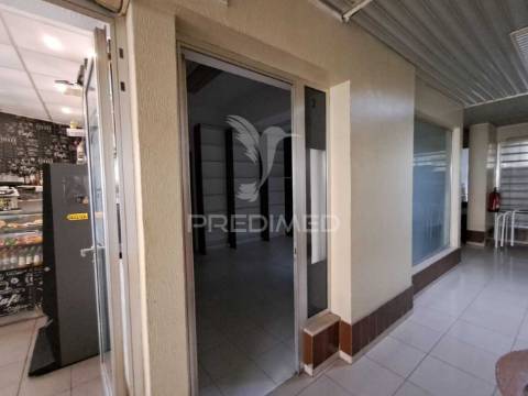 Loja comercial na cova da piedade