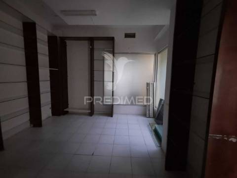 Loja comercial na cova da piedade