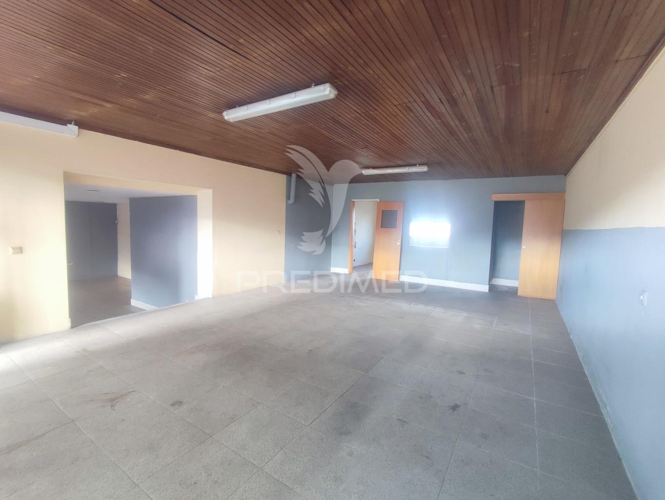 Pedome, vila nova de famalicão.  comercio de 252m2 a venda.