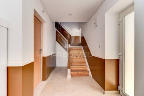 Excelente t2 totalmente reconstruído em massamá