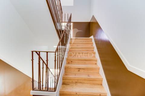 Excelente t2 totalmente reconstruído em massamá