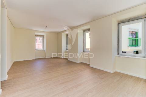 Excelente t2 totalmente reconstruído em massamá