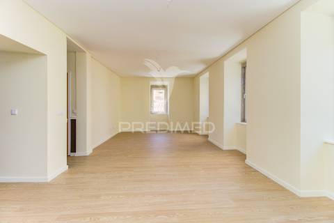 Excelente t2 totalmente reconstruído em massamá