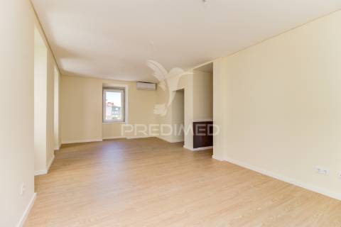 Excelente t2 totalmente reconstruído em massamá