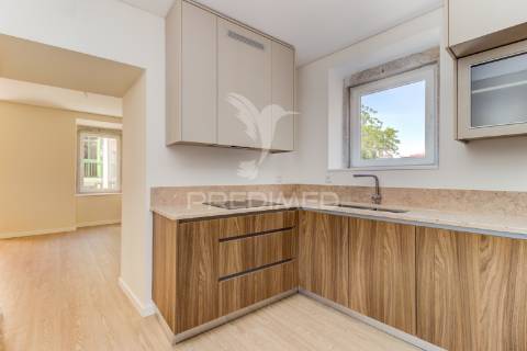 Excelente t2 totalmente reconstruído em massamá