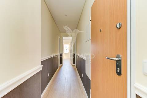 Excelente t2 totalmente reconstruído em massamá