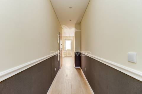 Excelente t2 totalmente reconstruído em massamá