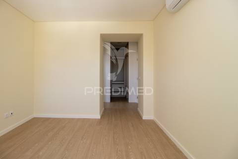 Excelente t2 totalmente reconstruído em massamá