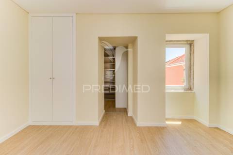 Excelente t2 totalmente reconstruído em massamá