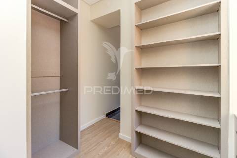 Excelente t2 totalmente reconstruído em massamá