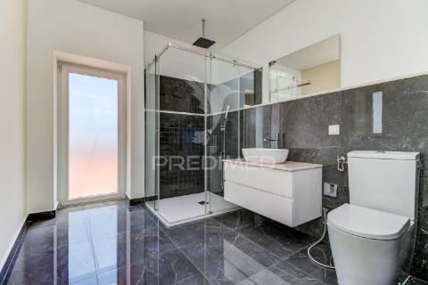 Excelente t2 totalmente reconstruído em massamá