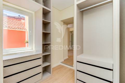 Excelente t2 totalmente reconstruído em massamá