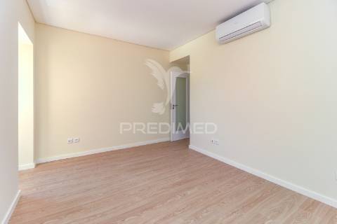 Excelente t2 totalmente reconstruído em massamá