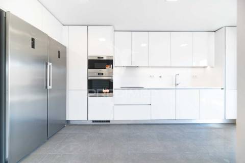 Apartamento t3 em condomínio fechado, com box e piscina.