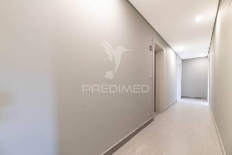 Apartamento t3 em condomínio fechado, com box e piscina.