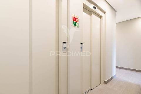 Apartamento t3 em condomínio fechado, com box e piscina.