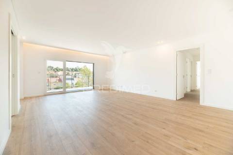 Apartamento t3 em condomínio fechado, com box e piscina.