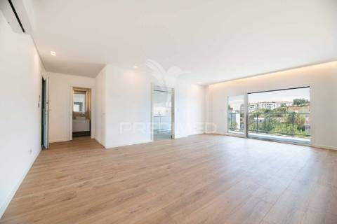 Apartamento t3 em condomínio fechado, com box e piscina.