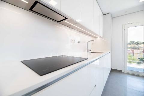 Apartamento t3 em condomínio fechado, com box e piscina.