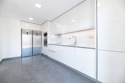 Apartamento t3 em condomínio fechado, com box e piscina.