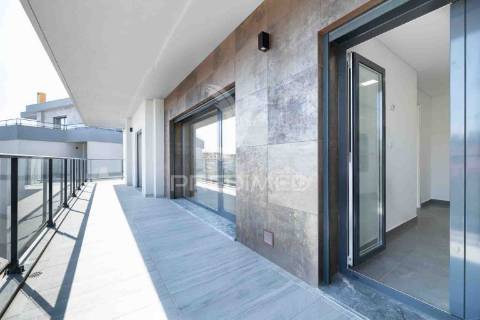 Apartamento t3 em condomínio fechado, com box e piscina.