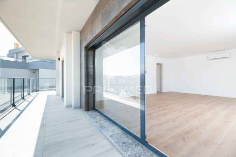 Apartamento t3 em condomínio fechado, com box e piscina.