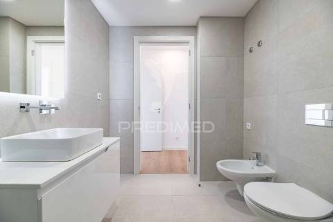 Apartamento t3 em condomínio fechado, com box e piscina.