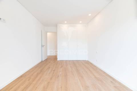 Apartamento t3 em condomínio fechado, com box e piscina.