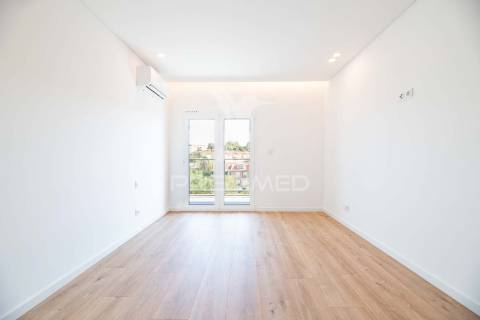 Apartamento t3 em condomínio fechado, com box e piscina.