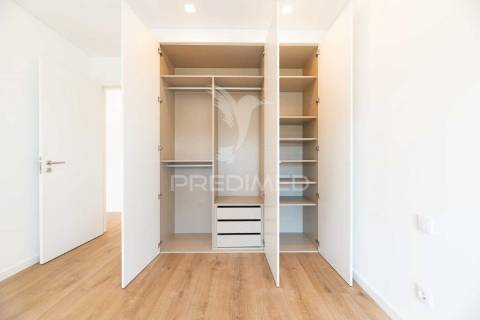 Apartamento t3 em condomínio fechado, com box e piscina.