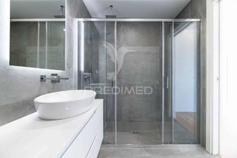 Apartamento t3 em condomínio fechado, com box e piscina.