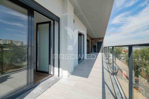 Apartamento t3 em condomínio fechado, com box e piscina.