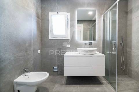 Apartamento t3 em condomínio fechado, com box e piscina.