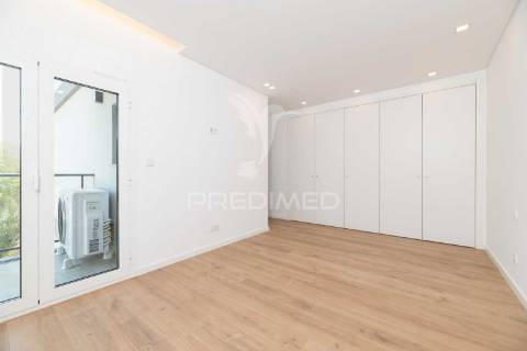 Apartamento t3 em condomínio fechado, com box e piscina.