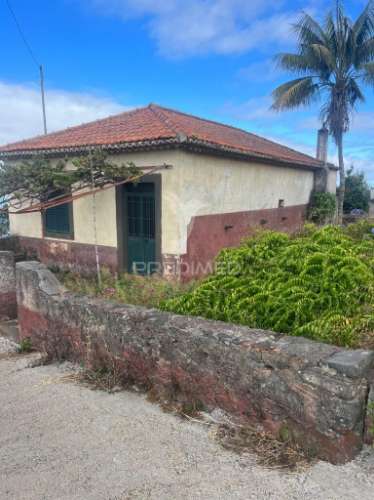 Moradia para recuperar na calheta-prazeres com 1.250m2 de terreno