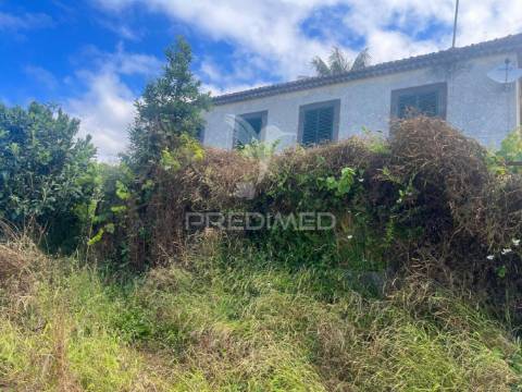 Moradia para recuperar na calheta-prazeres com 1.250m2 de terreno