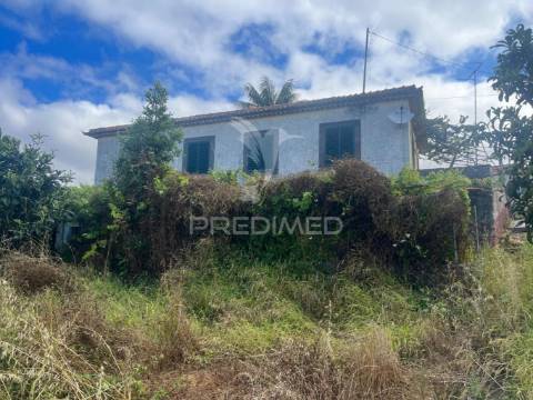 Moradia para recuperar na calheta-prazeres com 1.250m2 de terreno